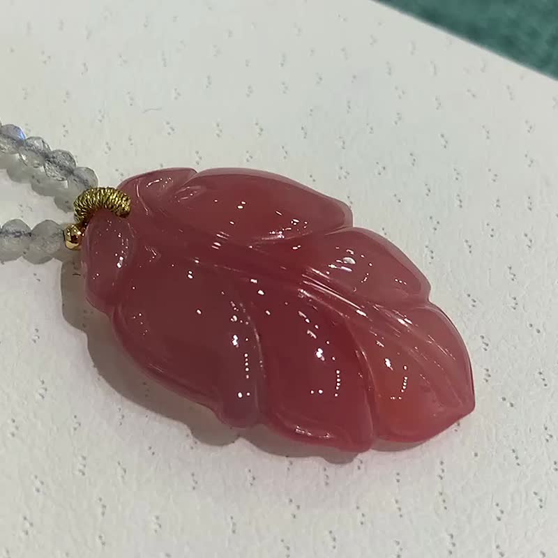 天然南紅瑪瑙樹葉吊墜 鎖骨鏈 顏色粉嫩水潤  佩戴效果好 - 吊飾/掛飾 - 水晶