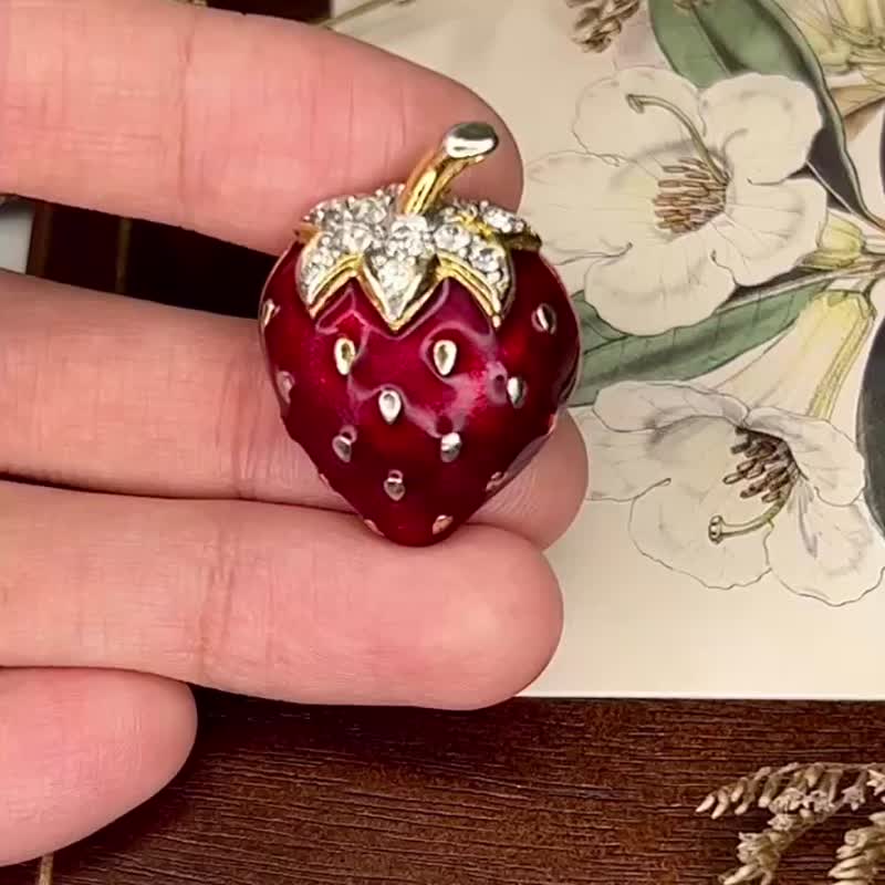 European veteran Cabouchen strawberry enamel brooch - Brooches - Other Metals Red