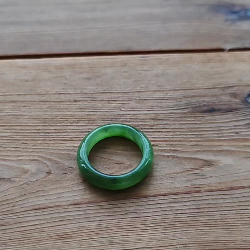 【純翠】天然和田碧玉 超美色標級滿陽綠富貴手指鐲8.5號戒圈附證 - 戒指 - 玉石 綠色