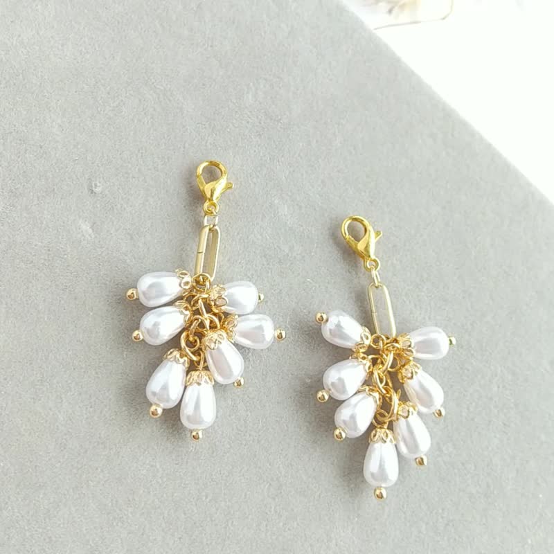 Resale The glamorous wisteria flower lover Pearl beads mask charm (Pierce can be changed) - Charms - Other Materials White