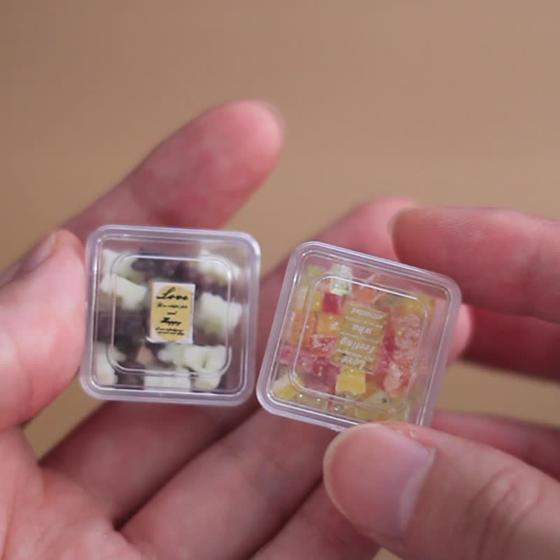 Miniature Food - Candy in Box Doll House 1:6 - Keychains - Clay Yellow