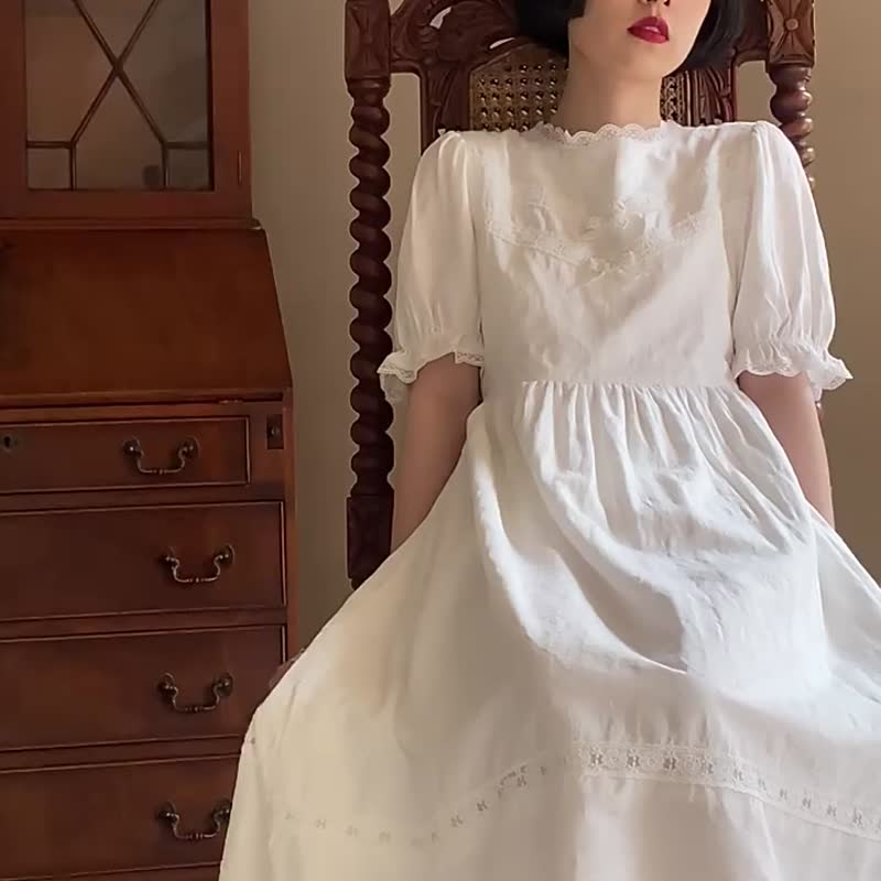月光白色 含內裡 愛德華蕾絲刺綉花邊領洋裝 寬鬆版型收腰連身裙 - 連身裙 - 棉．麻 白色