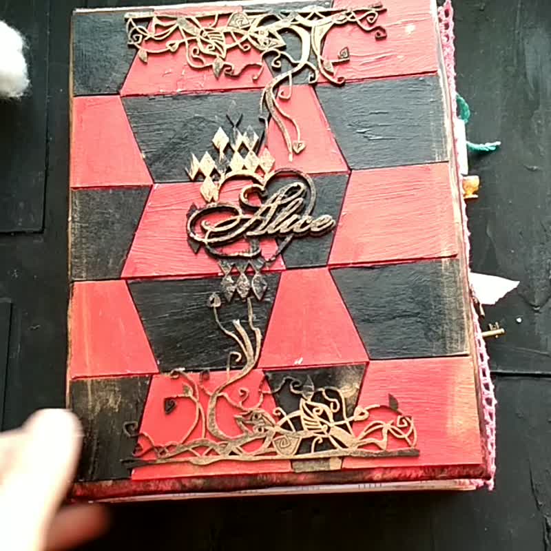 Alice in Wonderland junk journal handmade White rabbit junk book for sale - สมุดบันทึก/สมุดปฏิทิน - กระดาษ สีแดง