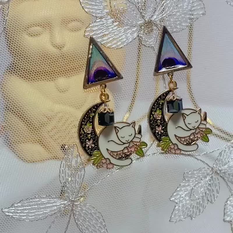 Ashwagandha - handmade resin / flower making liquid / uv glue / crystal flower cat different world 925 Silver earrings - Earrings & Clip-ons - Resin 