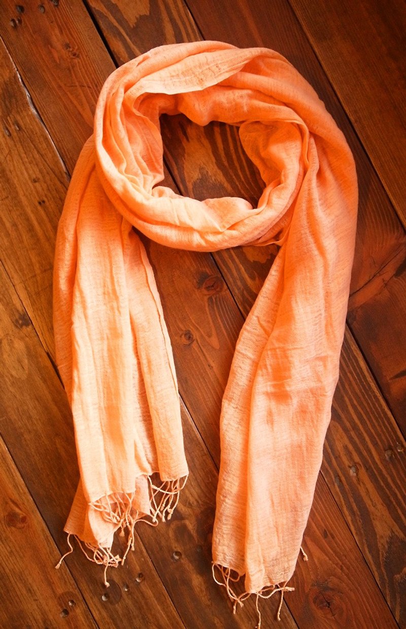 【樂拍子】公平貿易 手織 有機棉 植物染 披肩 圍巾（粉橘） - 圍巾/披肩 - 紙 橘色