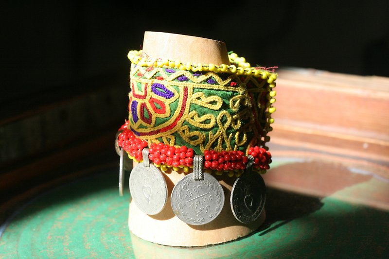 OMAKE Afghan hand-beaded embroidery bracelet (crude) - Bracelets - Paper Multicolor