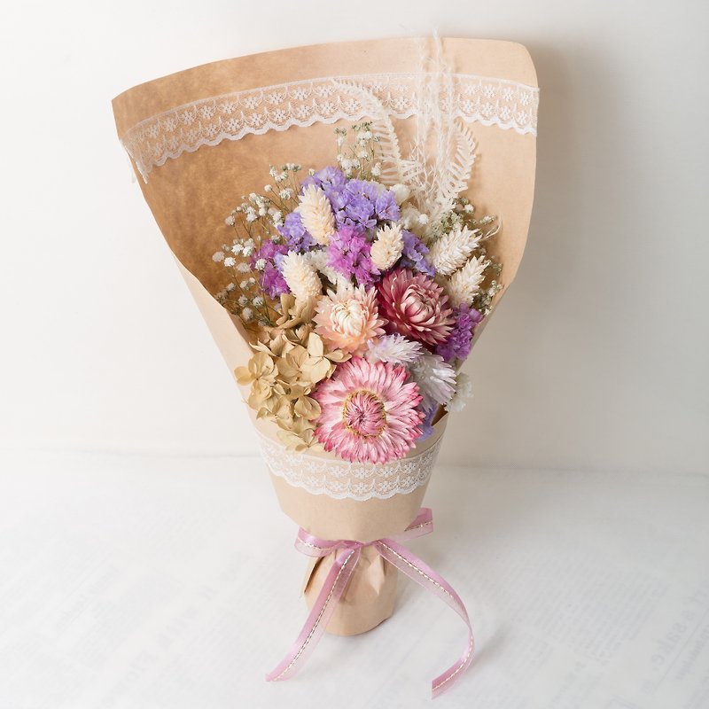 私たちはピンクがかった白の夏の卒業と幸せになれるよう近畿の手は花束甘いとロマンチックなスタイルバレンタイン告白出発別れの花束ブーケを乾燥させ - ドライフラワー・ブーケ - 紙 ピンク