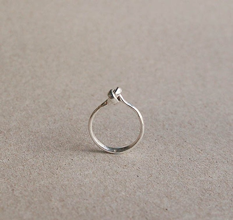 Single knot handmade silver ring - แหวนทั่วไป - โลหะ สีเงิน