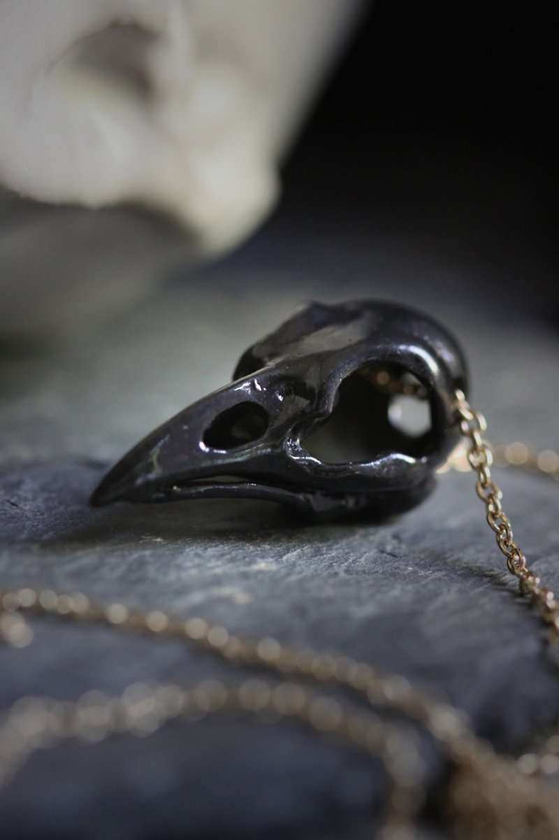 สร้อยคอ Raven Skull Necklace - Black Version by Defy. - สร้อยคอ - โลหะ 