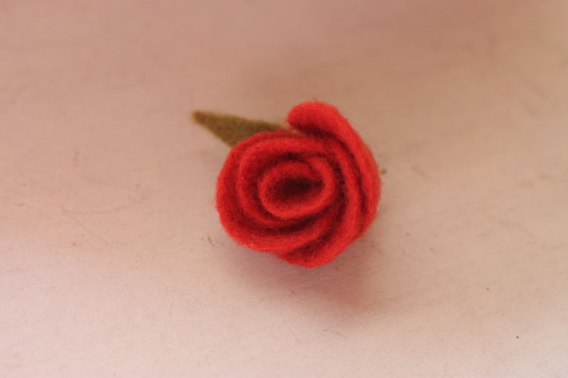 蘇木 天然植物染 玫瑰胸針兼髮夾 訂製款 - 胸花/手腕花 - 羊毛 紅色