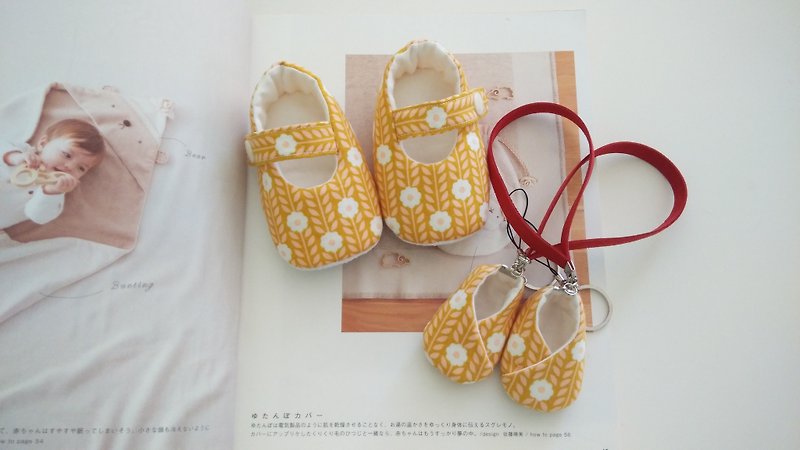 Yolk flower innocence shoes Li + good wedding gift baby shoes pregnant shoes - Keychains - Other Materials Yellow