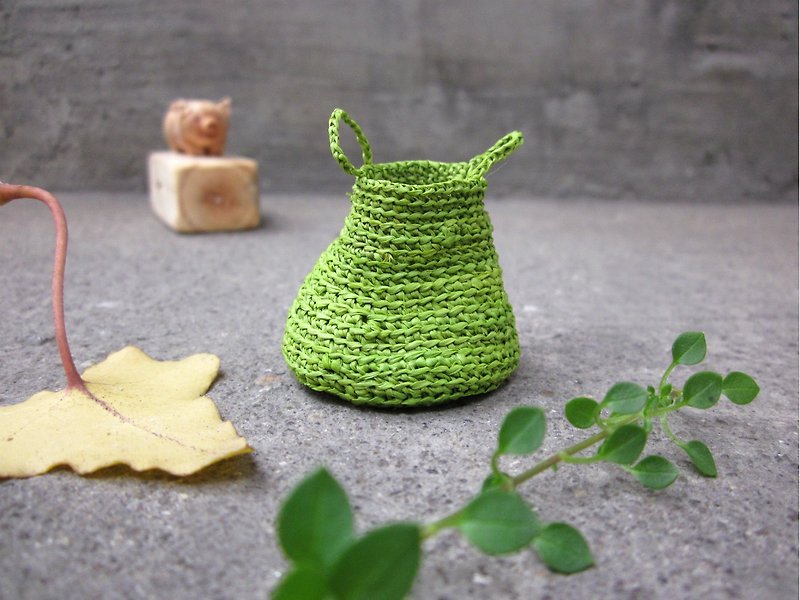 Miniature green basket, home decor, natural, hand crochet, dollhouse - ชั้นวาง/ตะกร้า - วัสดุอื่นๆ สีเขียว