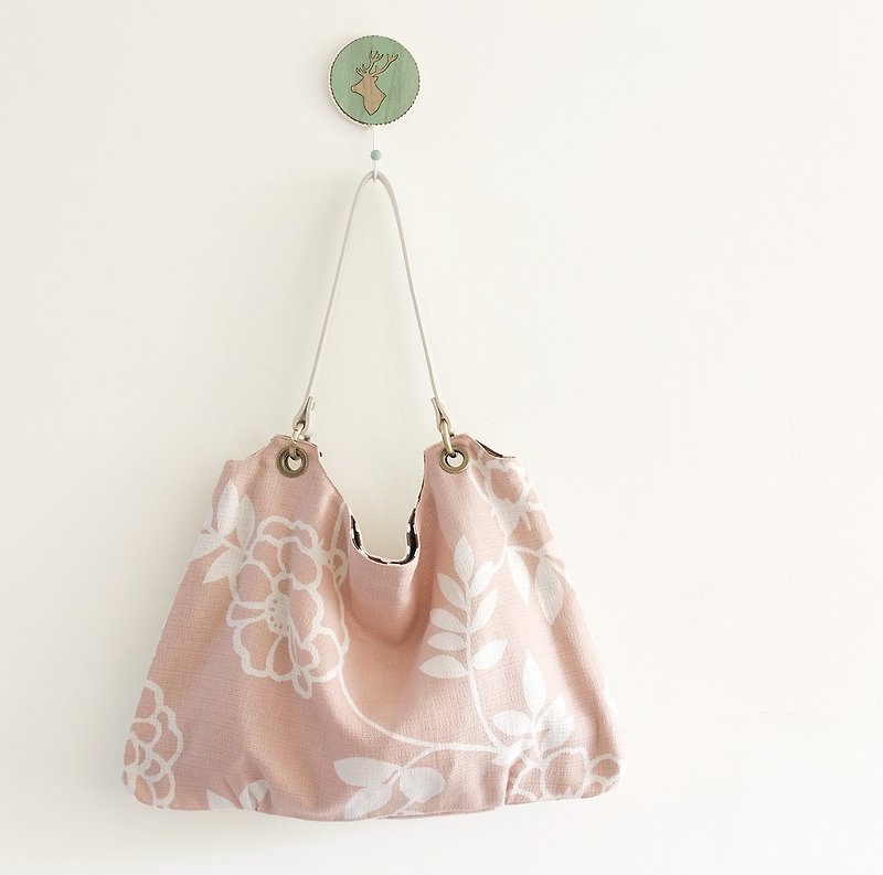 Flower Gift Trapezoidal Air Sense Grab Bag Reverse Color Japanese Knitted Fabric - กระเป๋าแมสเซนเจอร์ - ผ้าฝ้าย/ผ้าลินิน สึชมพู
