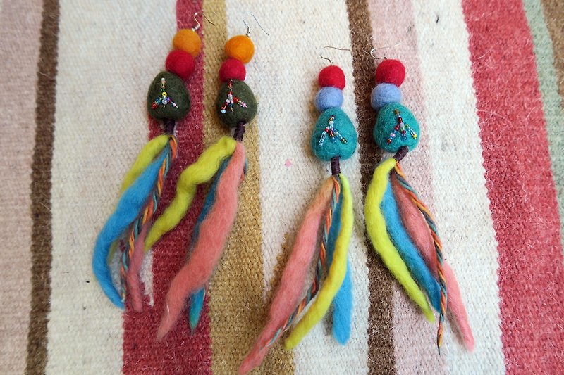 ☼ ☼ wool felt beaded balls earrings (random shipments do not pick the color) - ต่างหู - ขนแกะ หลากหลายสี