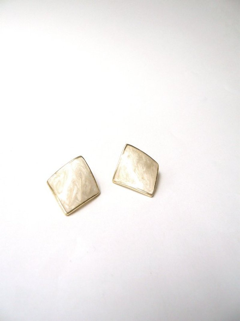 白色滴油拉花優雅菱形金邊波浪耳環 - 耳環/耳夾/耳骨夾 - 其他金屬 