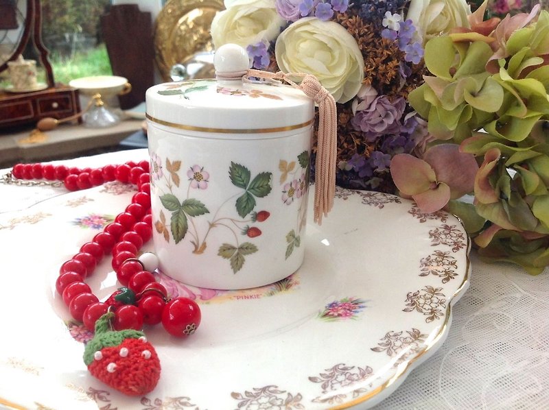 ♥ ♥ Annie crazy Antiquities British bone china Royal Queen wedgwood Wild Strawberry Wild Strawberry candy cans Tea Caddy jewelry box new - Teapots & Teacups - Other Materials White