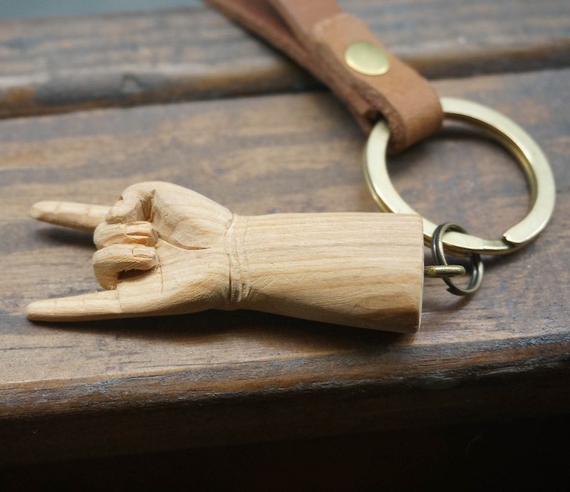 真皮手工檜木雕刻小手吊飾鑰匙圈 - 鑰匙圈/鑰匙包 - 真皮 咖啡色