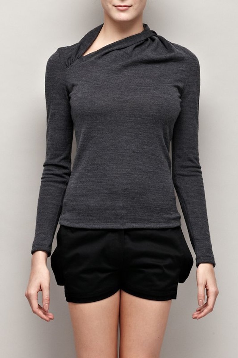 Asymmetrical neckline twist knit shirt Asymmetric Twist Neckline Sweater - สเวตเตอร์ผู้หญิง - วัสดุอื่นๆ สีเทา