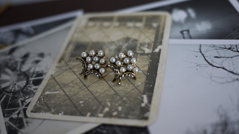 復古貝珠花束耳環 - Earrings & Clip-ons - Gemstone 