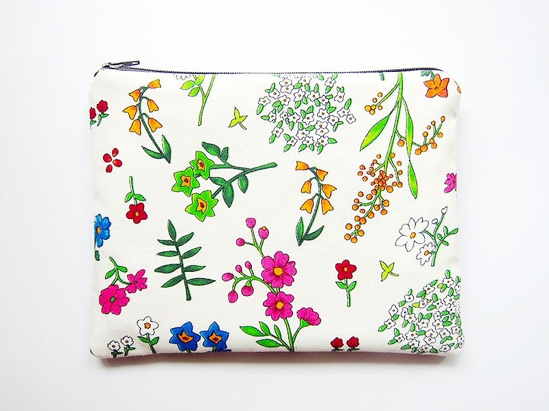 Large zipper bag / pencil case / cosmetic bag white wild flowers - Toiletry Bags & Pouches - Other Materials Multicolor