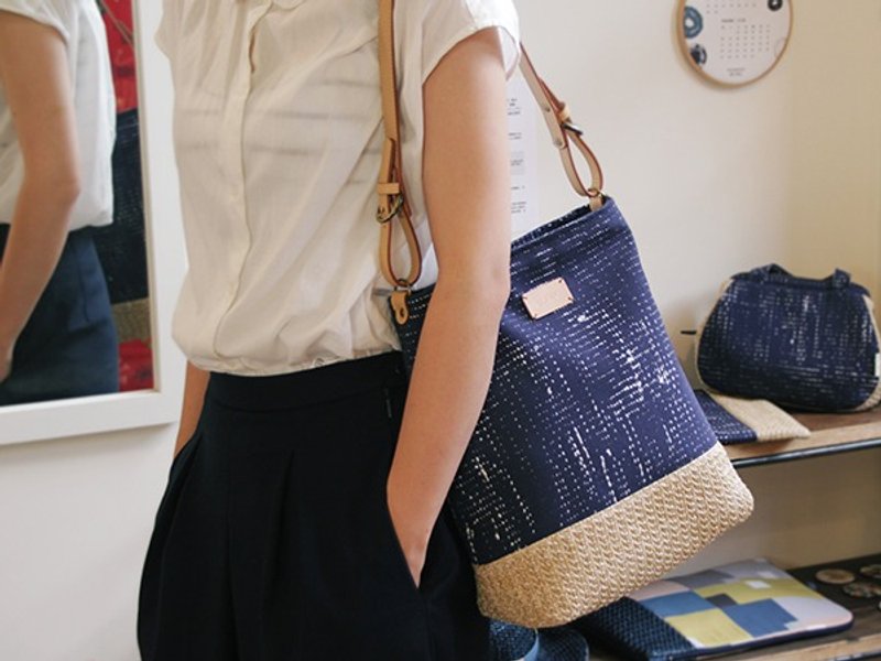 BUWU | Textured Shoulder Bag | sip green - กระเป๋าแมสเซนเจอร์ - วัสดุอื่นๆ 