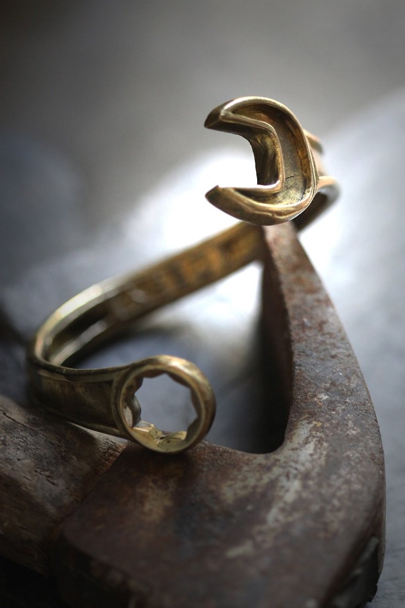 กำไลข้อมือ The Wrench Hand Cuff Bracelet by Defy jewelry. - สร้อยข้อมือ - โลหะ สีทอง