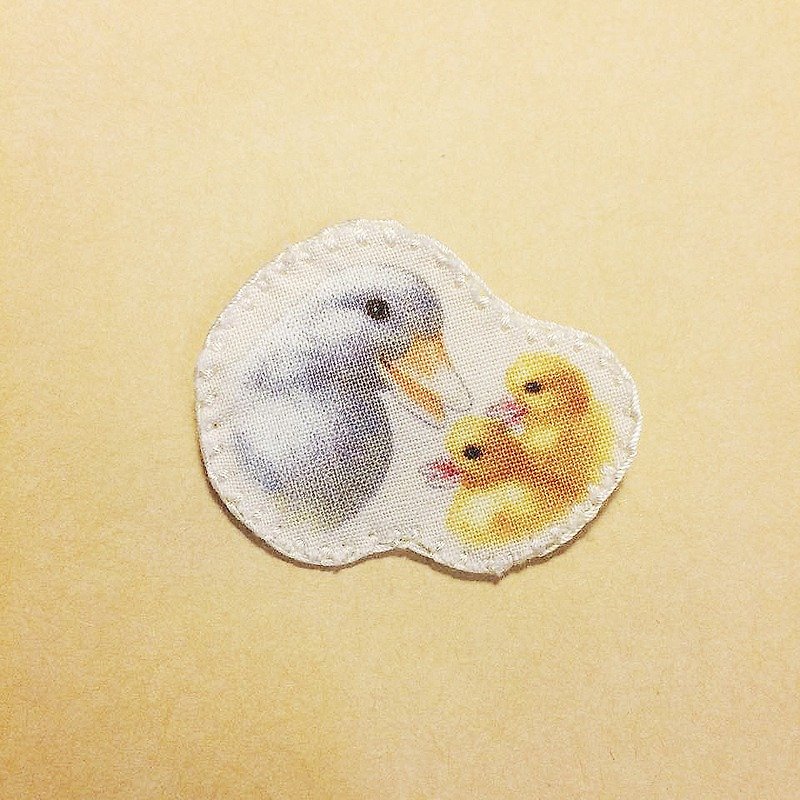 JOJA│Madman Ranch: Mother Duck with Duckling [Printing Pin] - Brooches - Other Materials Multicolor