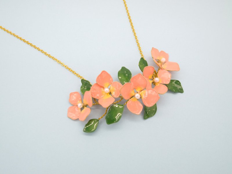 Aramore Copper Pink Hydrangea Necklace - สร้อยติดคอ - โลหะ สึชมพู