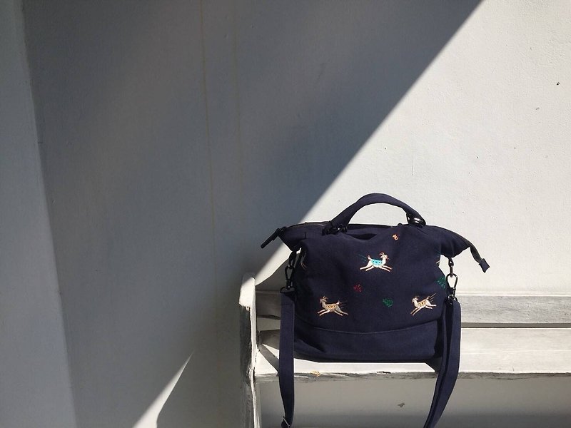 Goat Navy Loose Bag - กระเป๋าแมสเซนเจอร์ - งานปัก สีน้ำเงิน