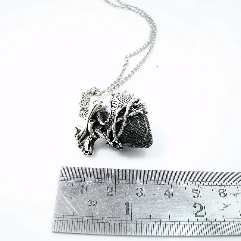 Heart of thorn pendant in white bronzewith oxidized antique color ,Rocker jewelry ,Skull jewelry,Biker jewelry - 項鍊 - 其他金屬 