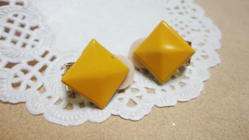 NiCorn hand made - Terri monster series retro earrings & amp; Terry color models (ear clip-on) - ต่างหู - โลหะ สีเหลือง