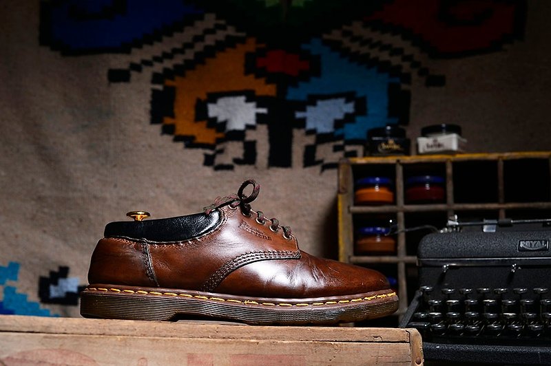 Vintage British brown 5-hole Dr. Martens Shoes - รองเท้าหนังผู้ชาย - หนังแท้ สีนำ้ตาล