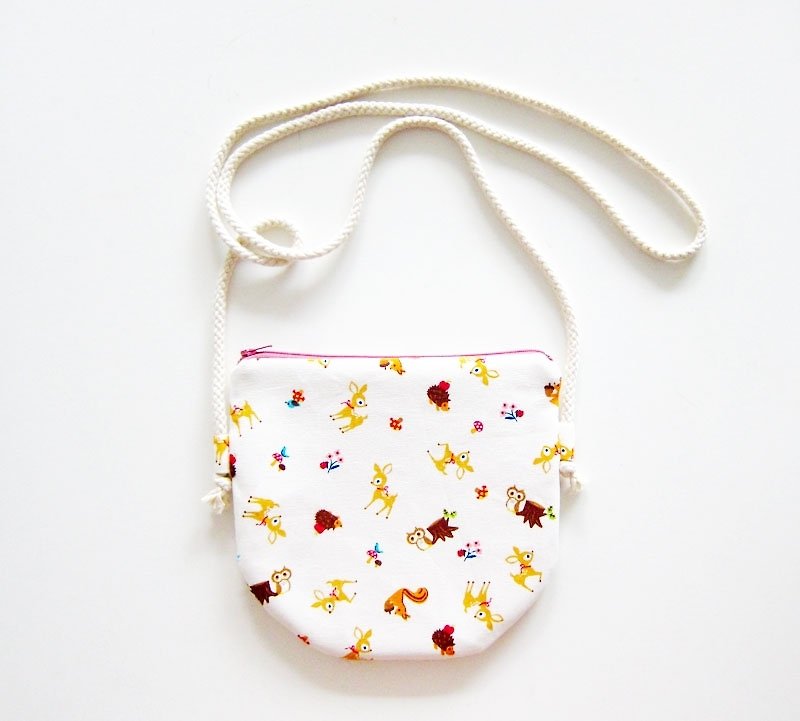 Semi-slung zipper bag / purse forest animals (also choose other purse fabric patterns) - กระเป๋าแมสเซนเจอร์ - วัสดุอื่นๆ ขาว