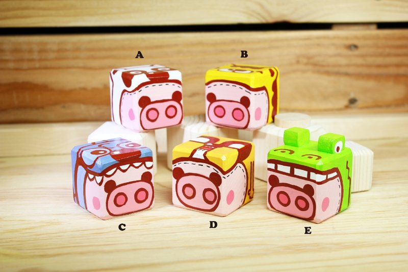 Pig camouflage painted wooden key ring - ที่ห้อยกุญแจ - ไม้ หลากหลายสี