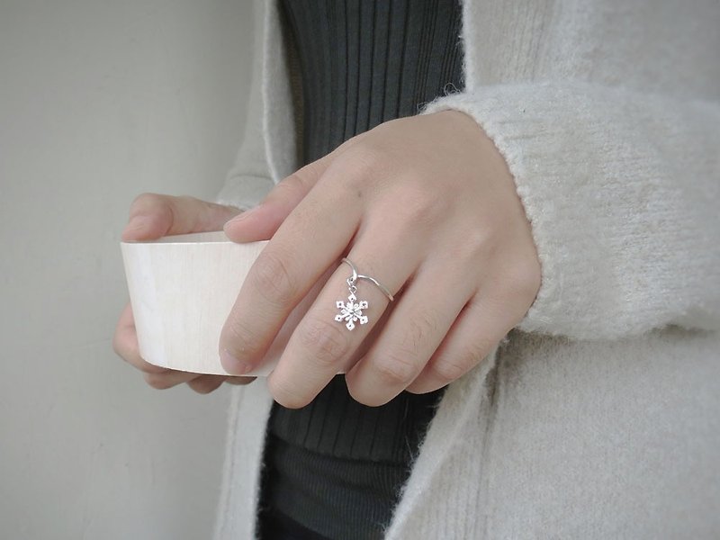 Christmas little snowflake (925 sterling silver ring) - C percent jewelry - แหวนทั่วไป - เงินแท้ สีเงิน