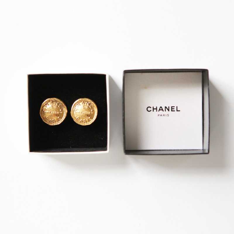 A ROOM MODEL - VINTAGE，PC-0017 CHANEL LOGO金色耳環 - 耳環/耳夾/耳骨夾 - 其他金屬 金色