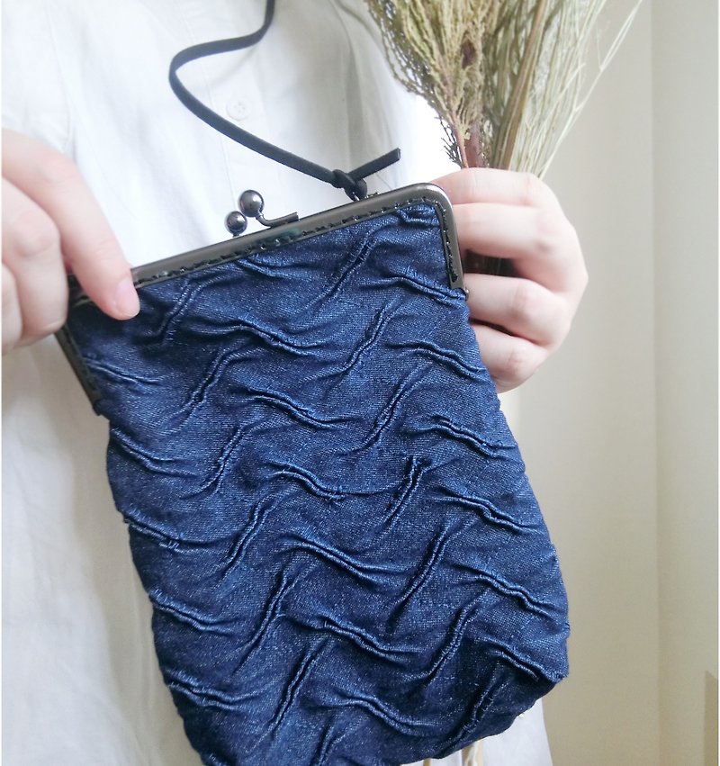 波浪的皺摺藍  口金隨身帶 - 側背包/斜孭袋 - 其他材質 藍色