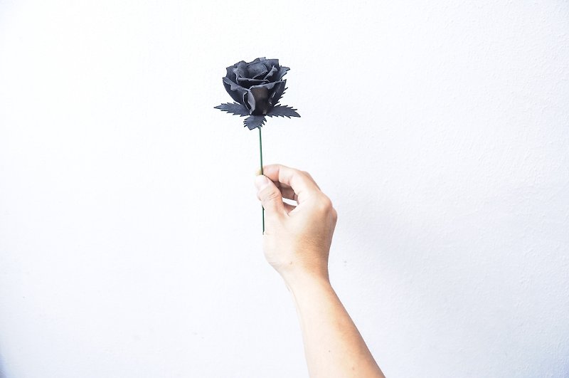 ＃皮革玫瑰 送你一朵黑玫瑰，讓我包容你的一切！附送木製花架永久保存～｜免費刻字｜台灣及香港免運～ - 其他 - 真皮 黑色