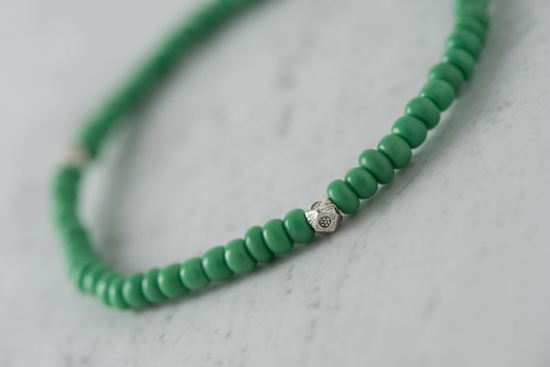 Colored glaze series 4mm army green colored glaze bracelet B style sterling silver corner beads - สร้อยข้อมือ - กระจกลาย สีเขียว