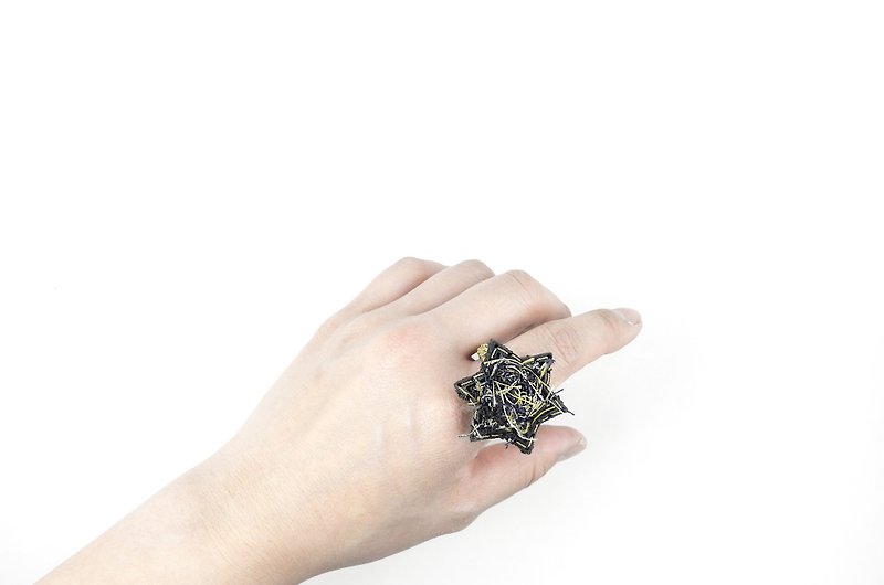 SUE BI DO WA-Hand-made leather and hand-woven star ring (mixed black)-Leather mix with yarn Star Ring - แหวนทั่วไป - หนังแท้ สีดำ