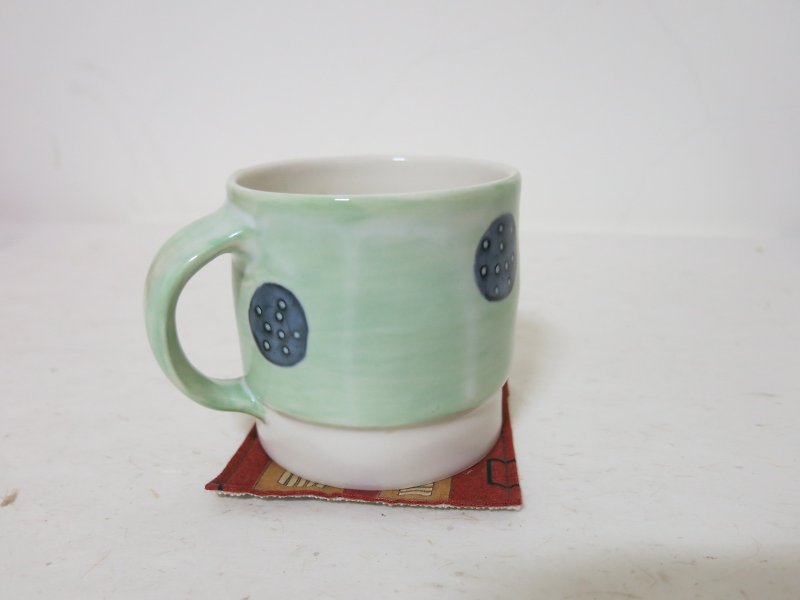 Round little handmade ceramic cups - grass green - แก้วมัค/แก้วกาแฟ - วัสดุอื่นๆ สีเขียว
