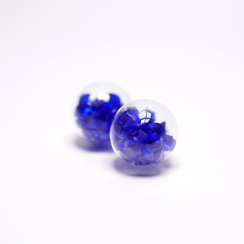 手作りのダークブルーのクリスタルガラスのボールイヤリング - ピアス・イヤリング - ガラス 