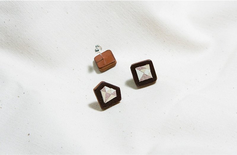 Handmade single of earring - Earrings & Clip-ons - Genuine Leather Brown