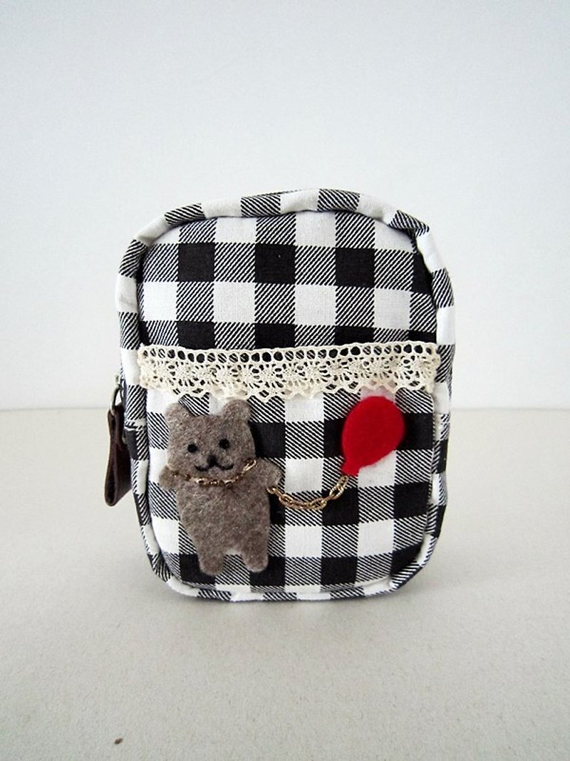 Bear with balloons Plaid zipper bag - กระเป๋าใส่เหรียญ - ผ้าฝ้าย/ผ้าลินิน 