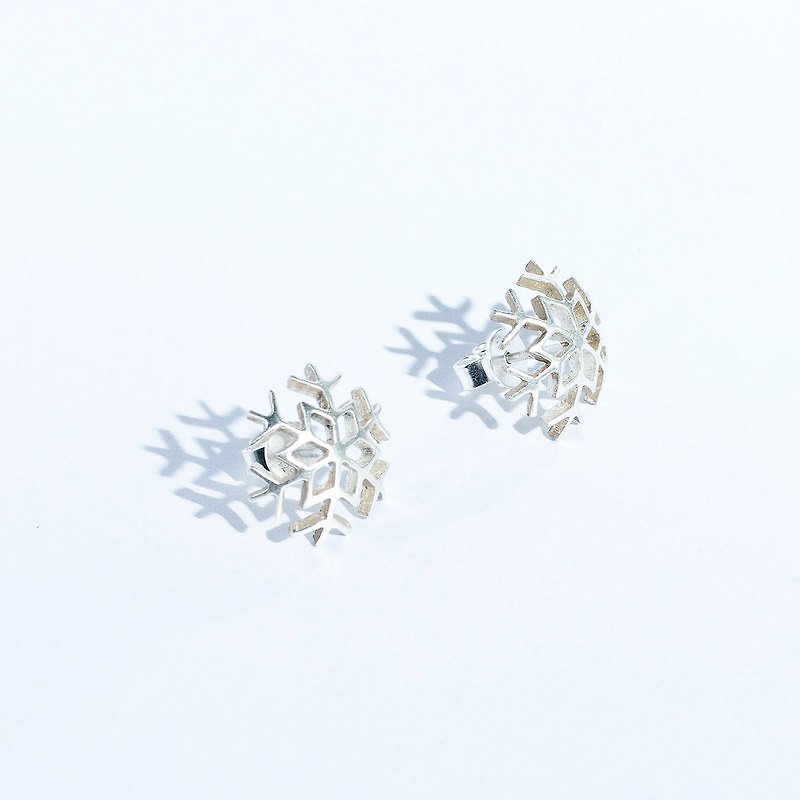 Yuki Snow (seasonal) Hollow snowflake earrings 925 sterling silver hand-made one - กำไลข้อเท้า - โลหะ ขาว