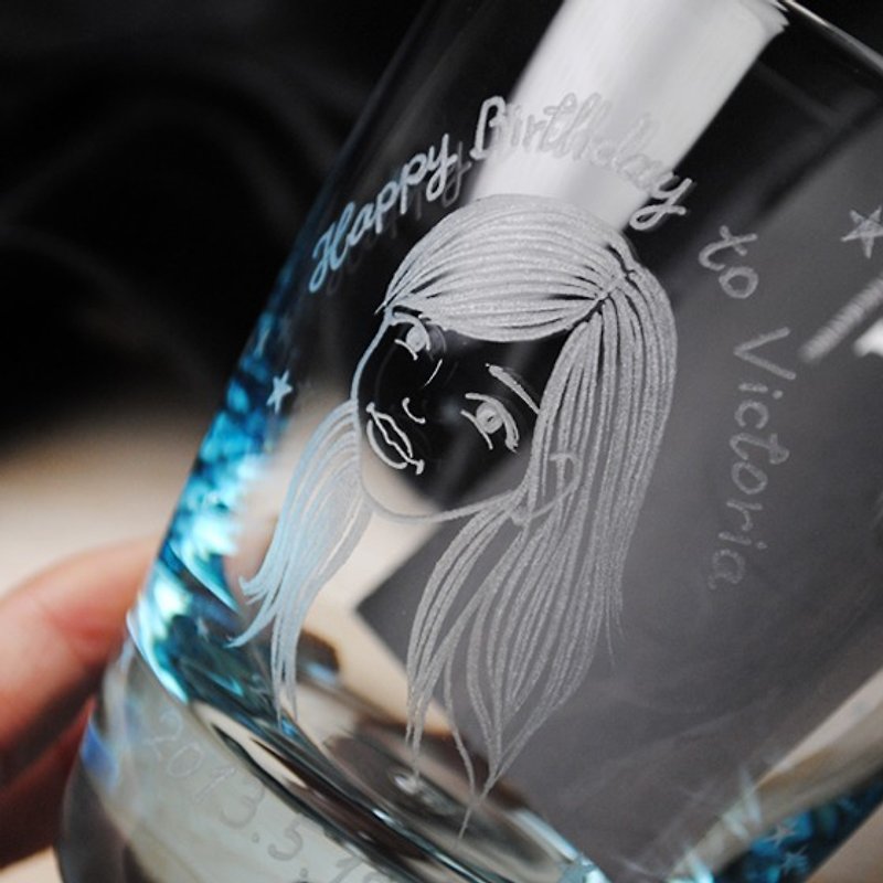 340cc【漫畫版肖像訂做】Q版娃娃滿天星藍水杯 飲料杯 威士忌杯 玻璃雕 刻字 客製化 - 似顏繪/人像畫 - 玻璃 藍色