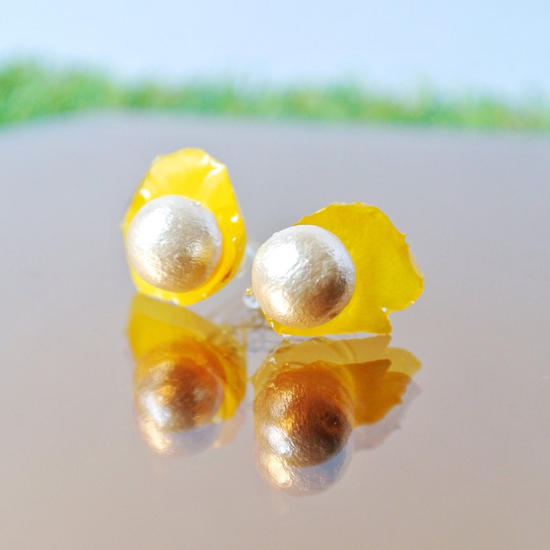PS anthomaniac AGFC | perspective yellow rose petals pearl ear clip Mian Mian - Earrings & Clip-ons - Plants & Flowers Yellow