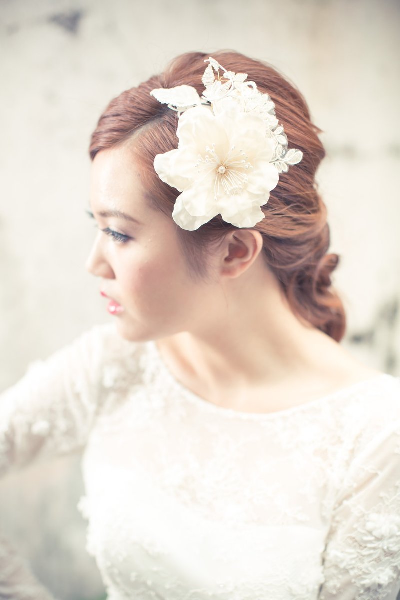 《Being of Love》手工製／象牙色真絲花朵蕾絲頭飾／西式婚禮新娘結婚髪飾 ／客製婚禮配飾 - 髮夾/髮圈 - 其他材質 白色