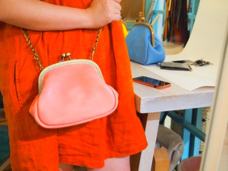 Hand-stitched vintage leather mouth gold bag handbag side backpack clutch bag pink - Clutch Bags - Genuine Leather Pink