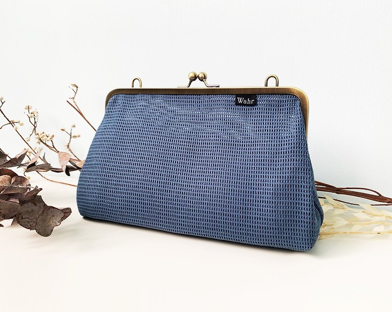 Blue lines clasp frame bag/with chain/ cosmetic bag - กระเป๋าแมสเซนเจอร์ - ผ้าฝ้าย/ผ้าลินิน สีน้ำเงิน